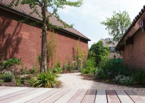 Middelgrote tuin met zwemvijver