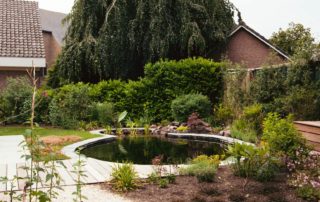 Middelgrote tuin met zwemvijver